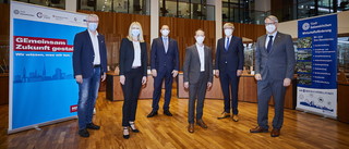 21 zu 9 Wollen mit dem Handwerk „GEmeinsam Zukunft gestalten“ (v.l.): Kreishandwerksmeister und Vorstandsmitglied Holger Augustin (KH und HWK), Geschäftsführerin Anke Schürmann-Rupp (Jobcenter), Geschäftsführer Egbert Streich (KH), Vorsitzender der Geschäftsführu
