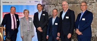 21 zu 9 Bündeln ihre Kräfte (v.l.): Bernd Tischler (Oberbürgermeister der Stadt Bottrop), Sabine Wißmann (Amtsleiterin der Wirtschaftsförderung, Stadt Bottrop), Egbert Streich (Geschäftsführer der Kreishandwerkerschaft Emscher-Lippe-West), Frank Thiemann (Vorsitz